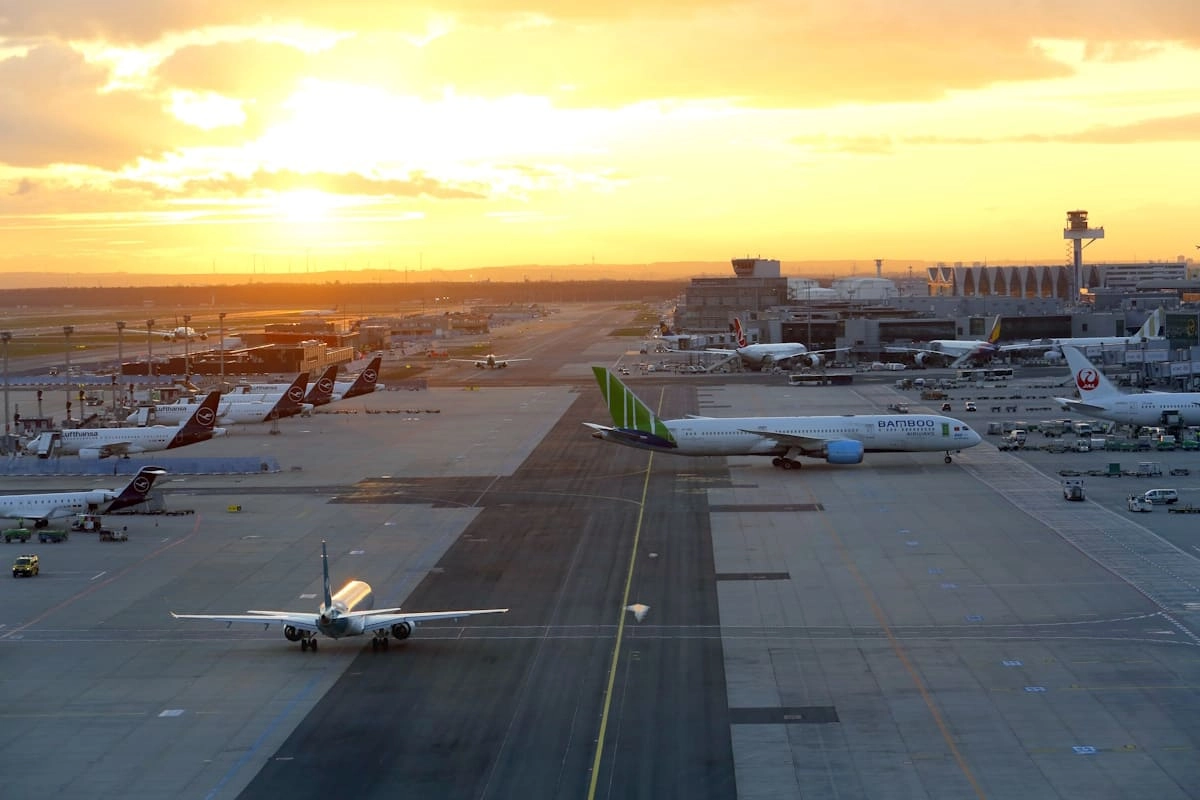 Blick auf das Rollfeld am Flughafen Frankfurt