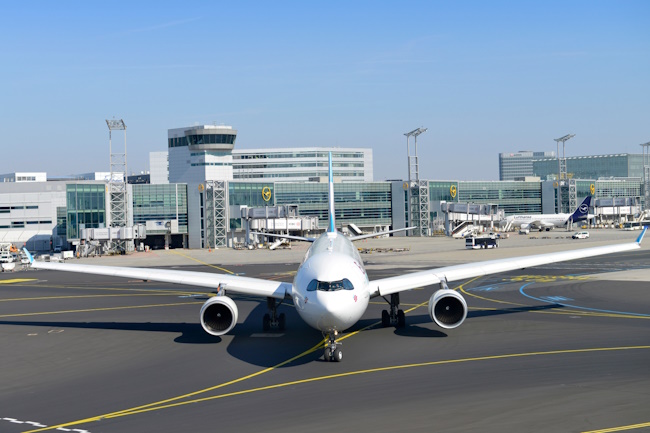 Flugzeug vor Terminal in Frankfurt