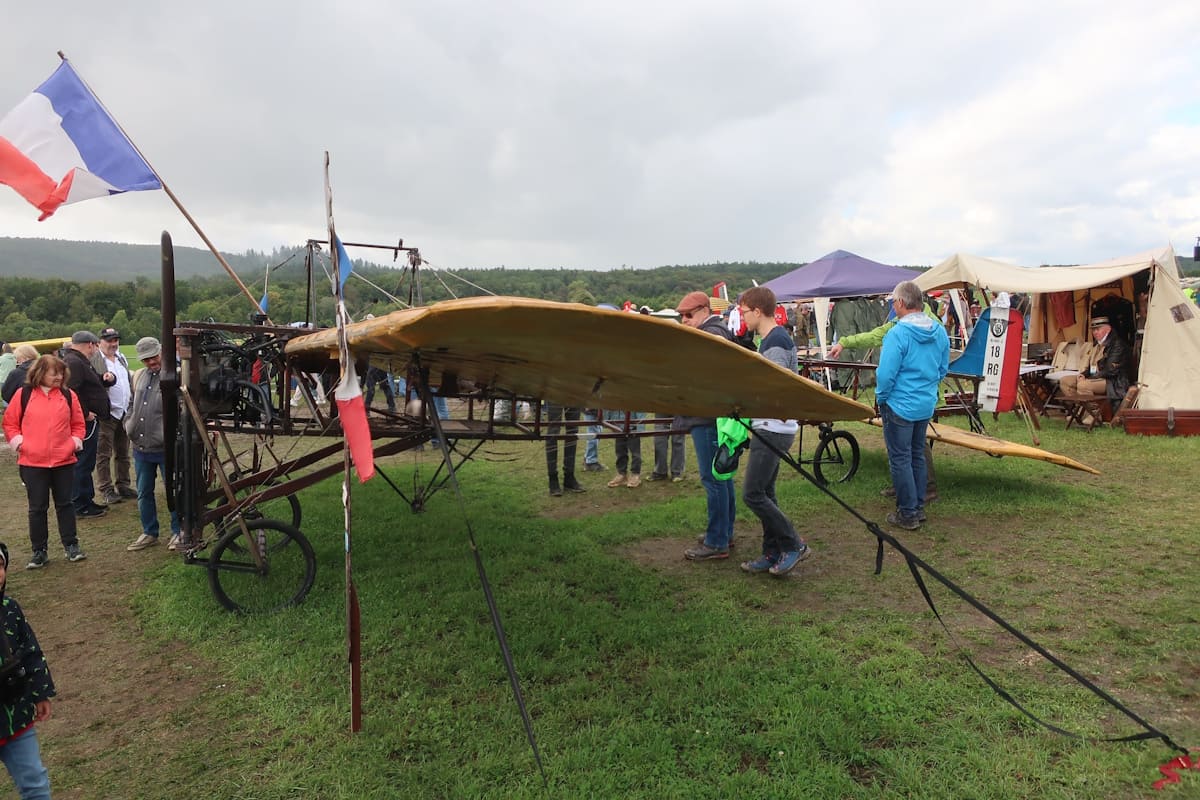 Besucher der OTT25 vor einem historischen Flugzeug