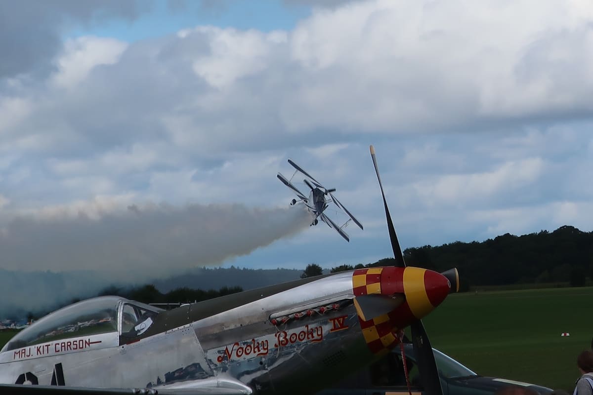 Flugzeug beim Start mit Rauchnebel