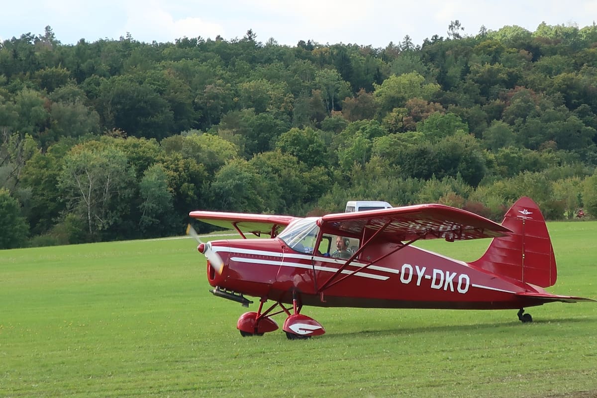Flugzeugtyp SAI KZ III mit der Registrierung OY-DKO beim Rollen