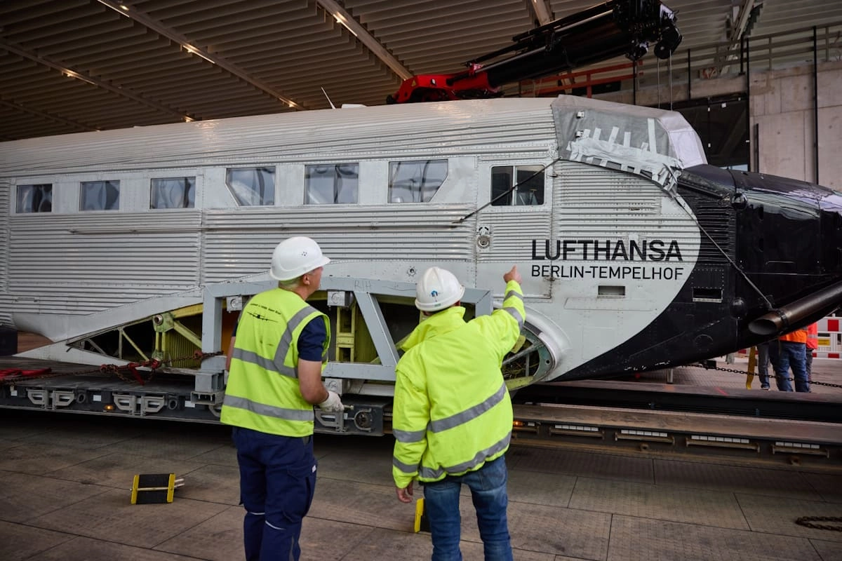 Mitarbeiter vor dem Rumpf der Junkers Ju52