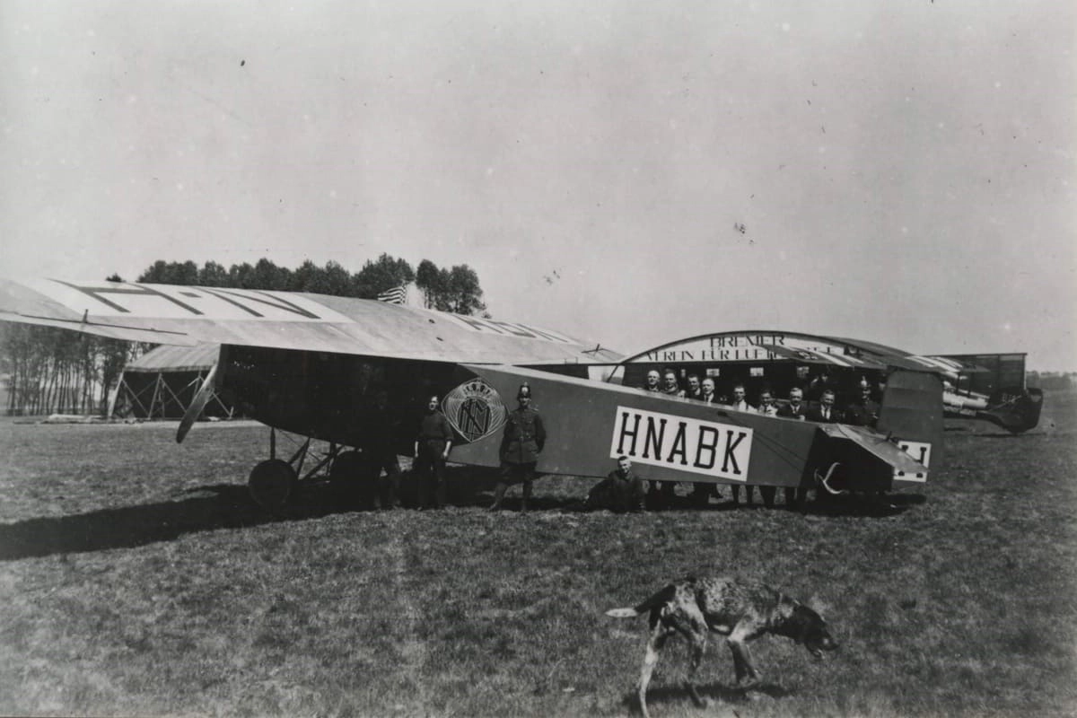 Historisches Flugzeug von 1920 in Bremen