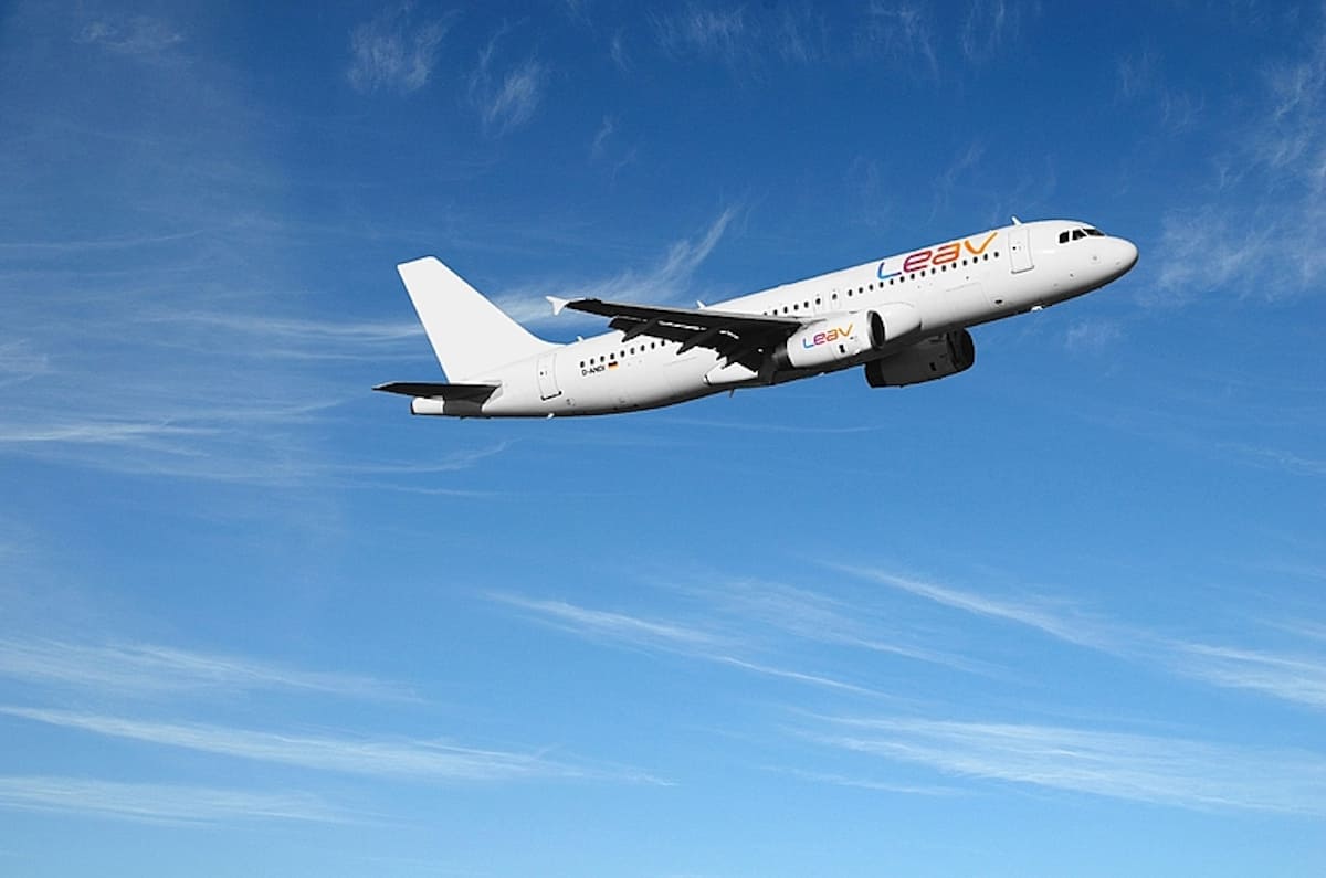LEAV Aviation Flugzeug beim Abflug