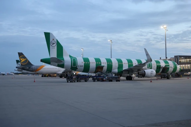 Condor Flugzeug am Flughafen LEJ