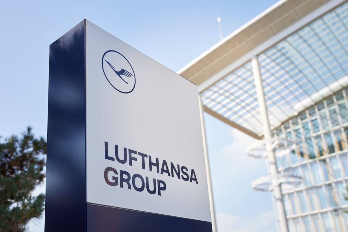 Lufthansa Group Stele von einem Gebäude
