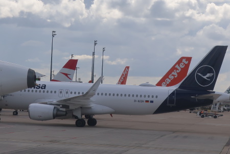 LH und Austrian Airlines Tails auf Vorfeld - Foto: luftfahrtportal.de