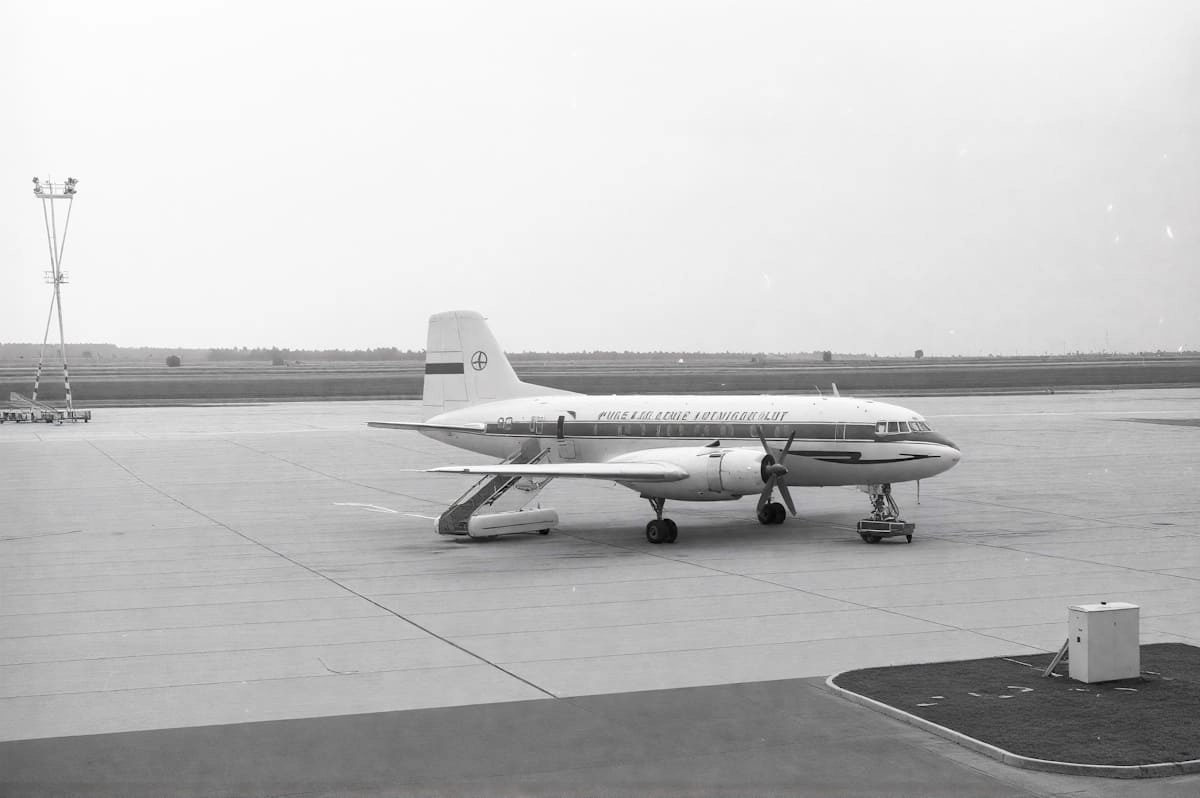 Douglas DC-3 von LOT Polish Airlines auf dem Flugfeld