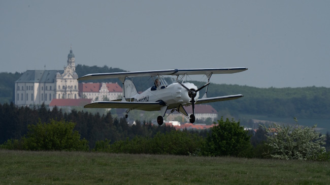 LSR Flugzeug vor Kloster Neresheim