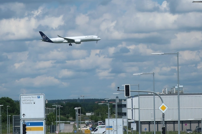 Lufthansa Flugzeug im Anflug auf MUC