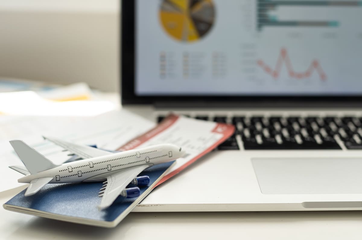 Flugzeugmodell vor Computer