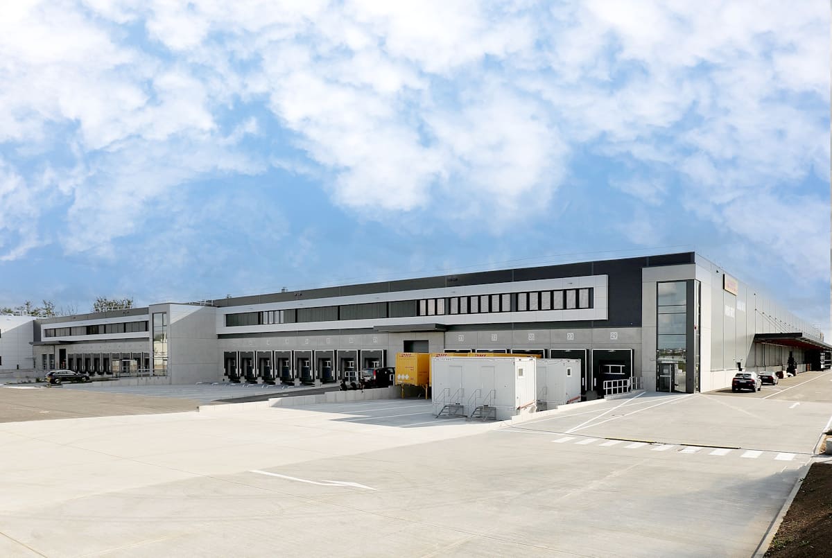 Blick auf Luftfrachthalle von DHL in FRA 