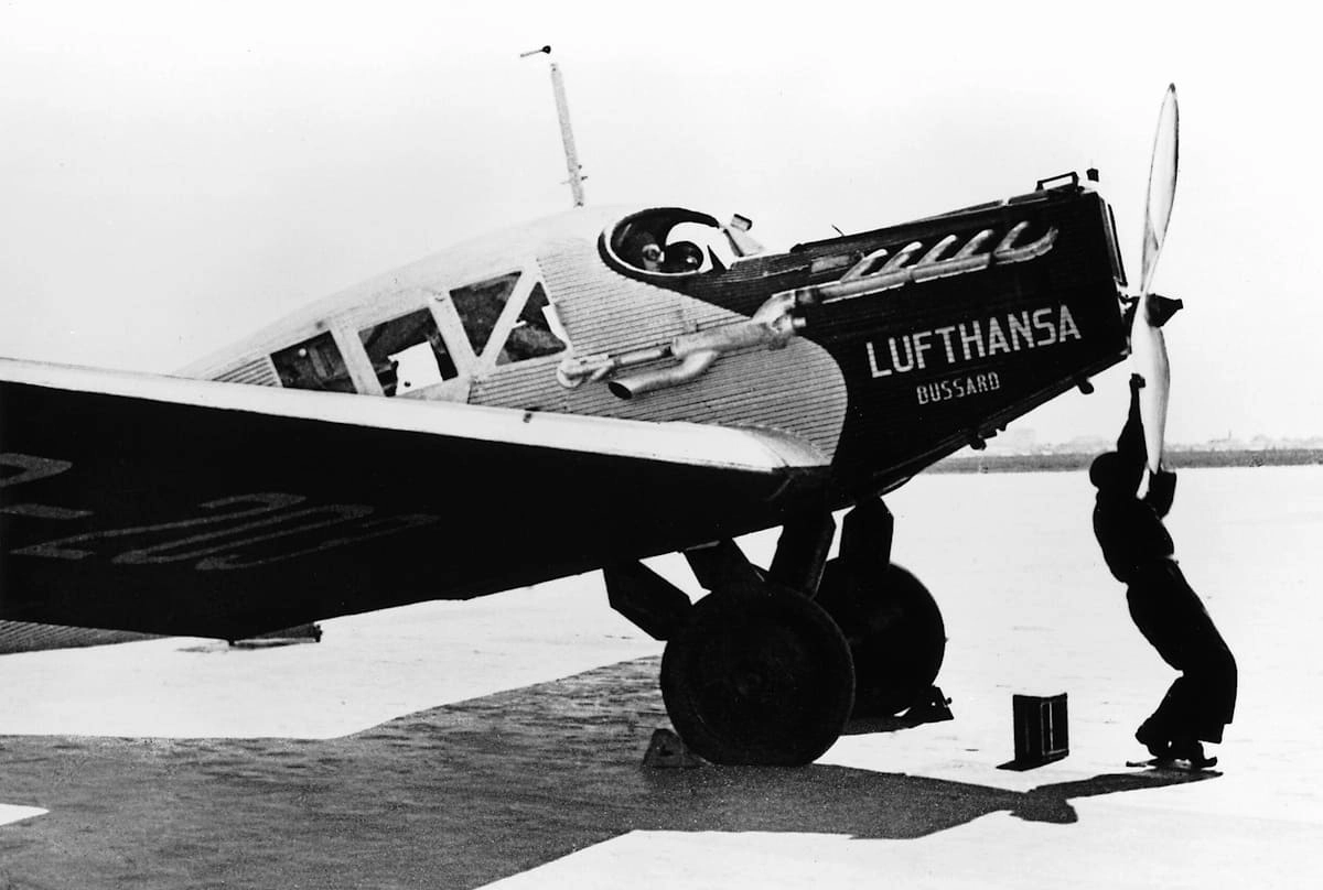 Junkers F-13 von Lufhansa mit Mann am Propeller