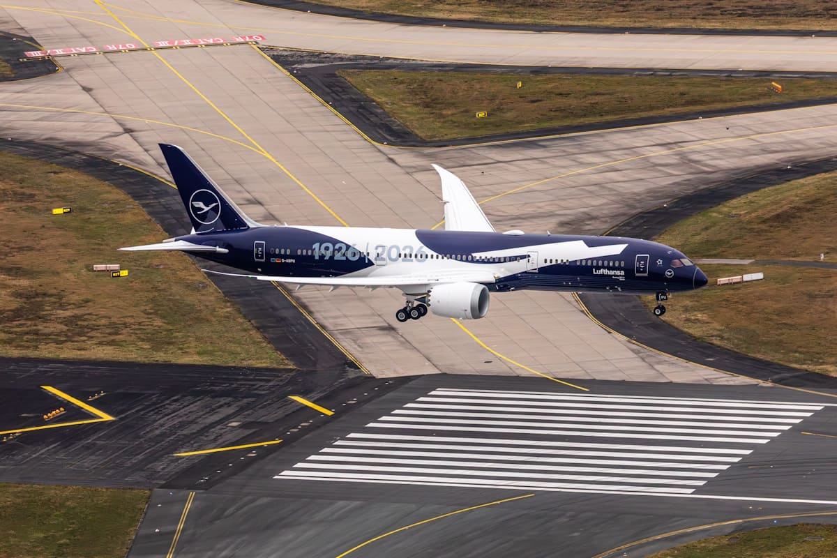 787 mit Sonderlackierung im Landeanflug