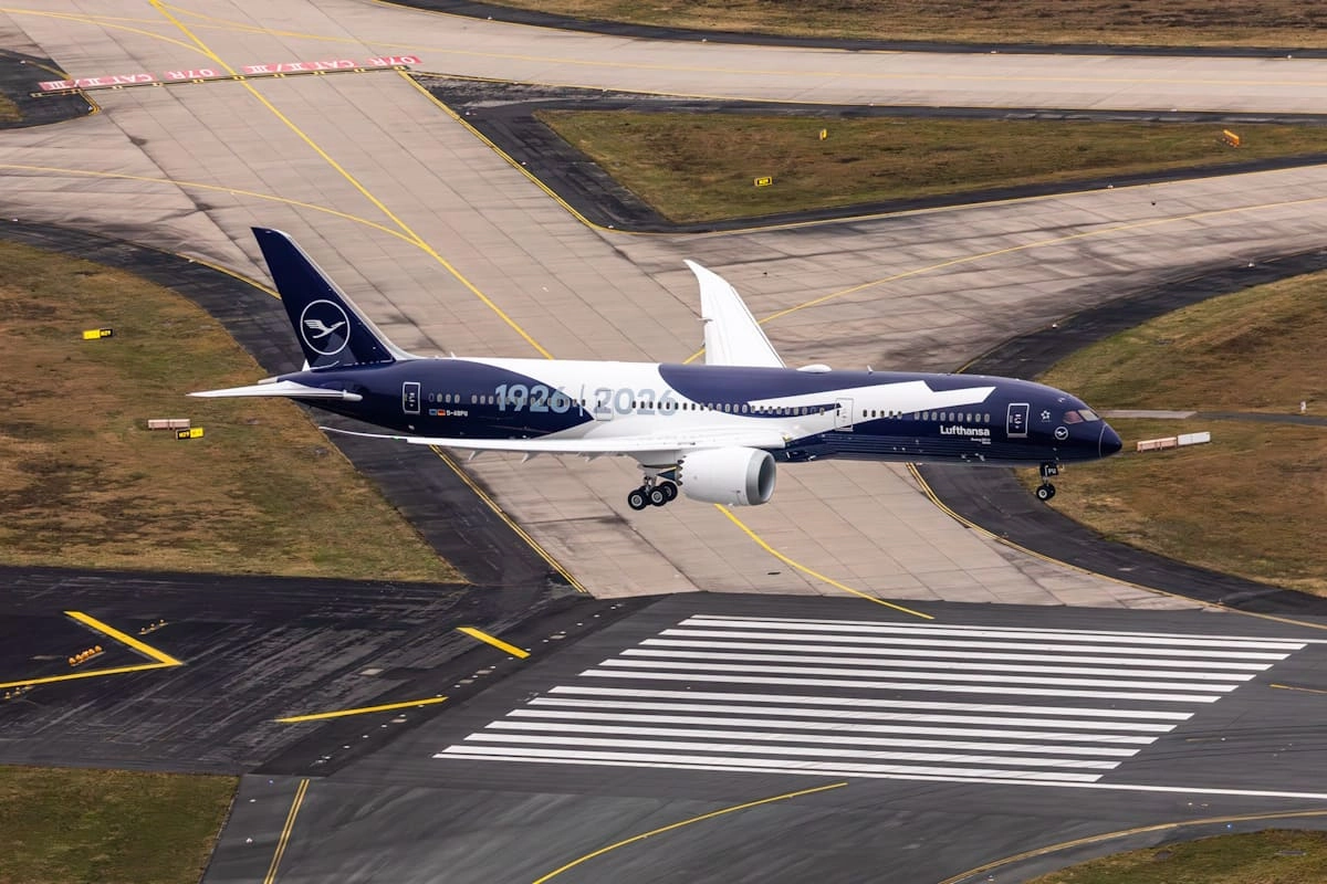 787 mit Sonderlackierung im Landeanflug