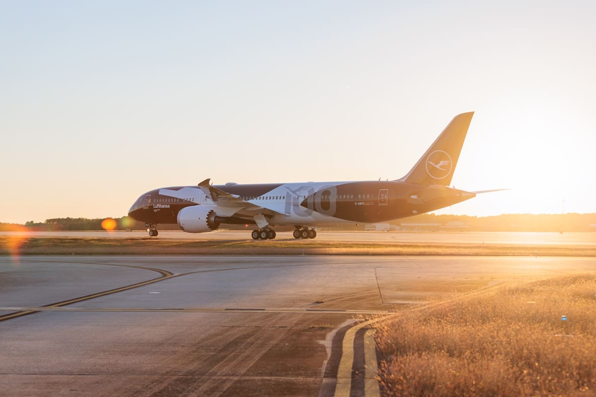 Lufhansa Dreamliner im Sonnenuntergang