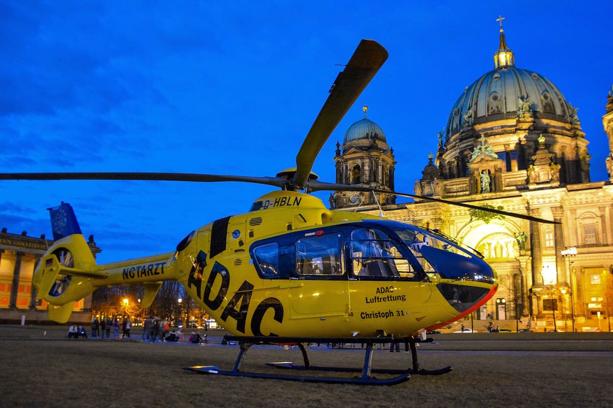ADAC Rettungshubschrauber vor dem Berliner Dom