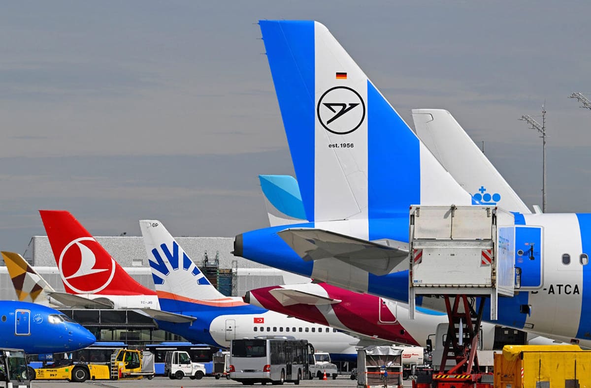 Unterschiedliche Logos von Airlines auf dem Flugzeugheck
