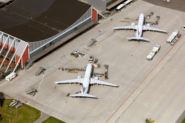 Flugzeuge am Vorfeld von oben