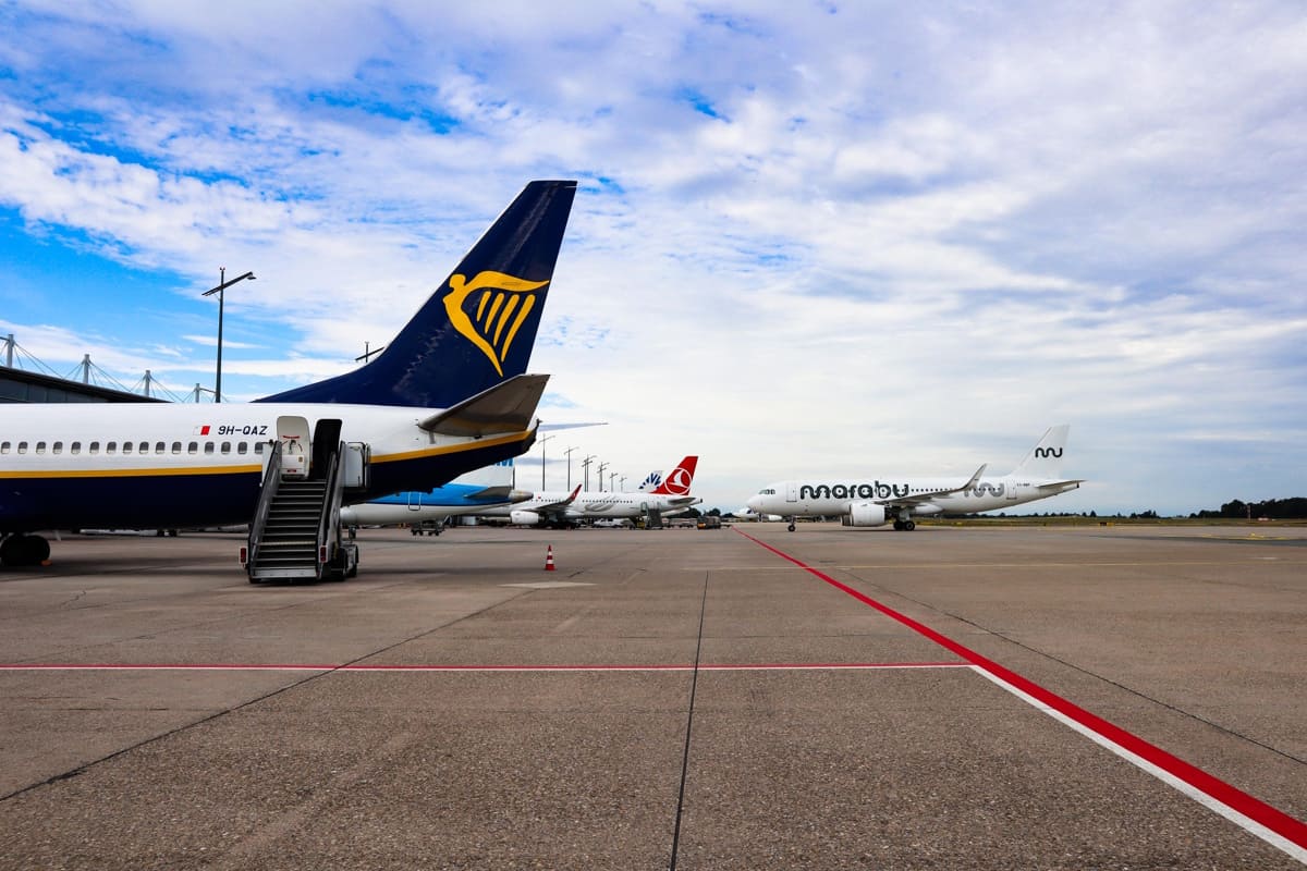 Heck von Ryanair Flugzeug am Flugahfen Nürnberg