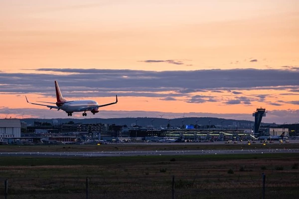Landung eines Flugzeugs am Flughafen Nürnberg in der Dämmerung
