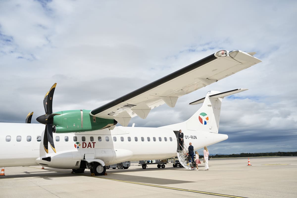 Passagiere beim Einsteigen der DAT ATR72-600