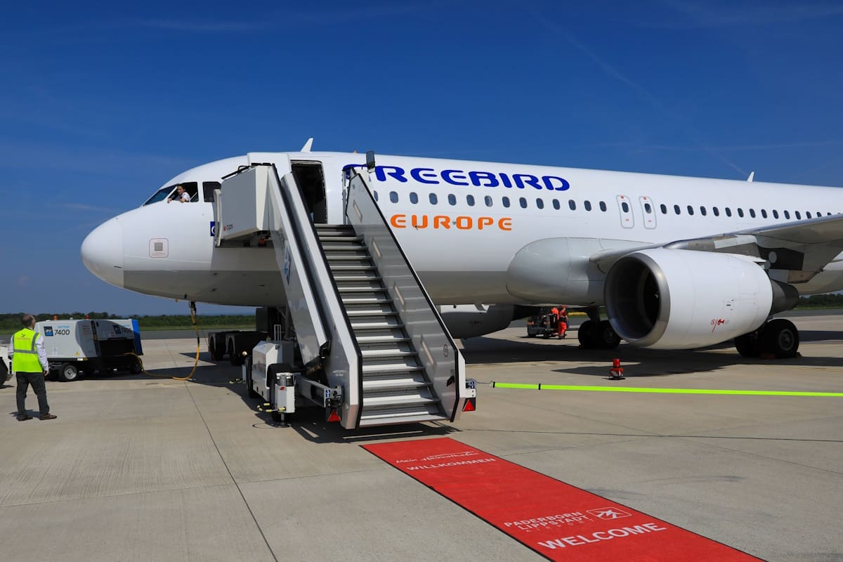 Einstiegstreppe zum Freebird Flugzeug