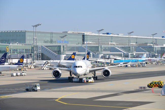 Rollvekehrt vor Terminal in Frankfurt