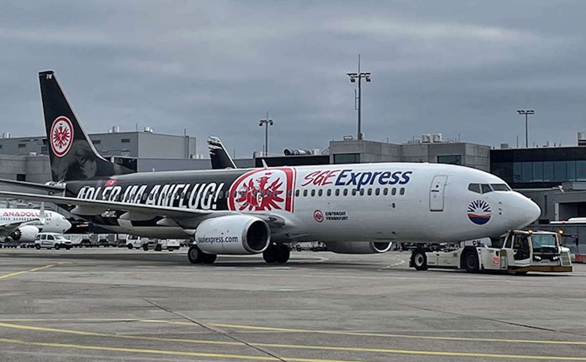 Flugzeug von SunExpress mit Eintracht Frankfurt Lackierung