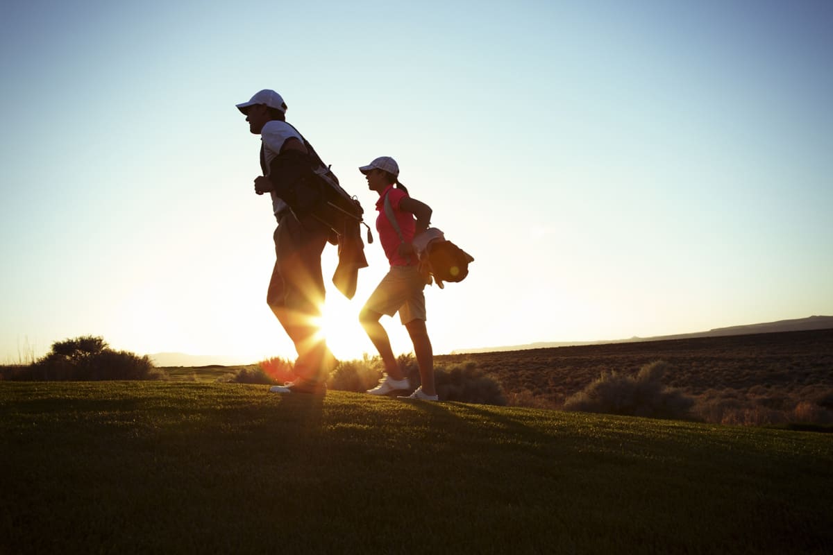Zwei Golfer in der Abendsonne