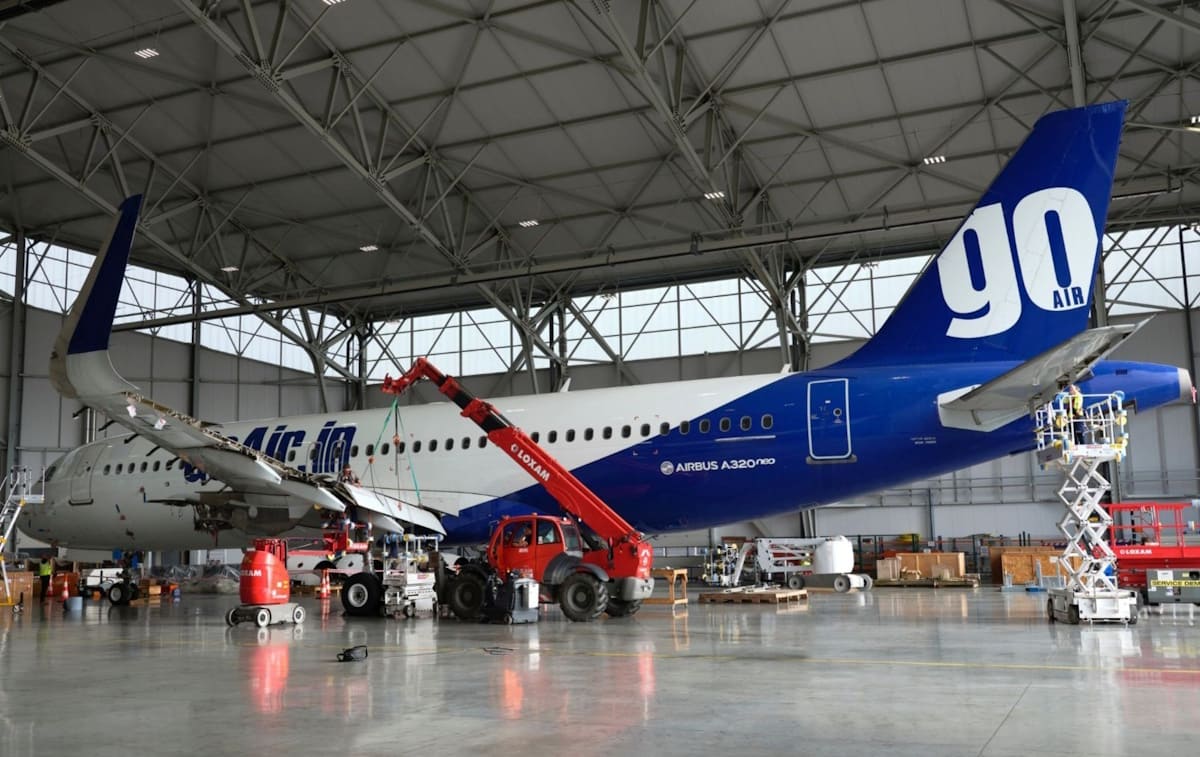 A320neo von GoAir wird im Hangar demontiert