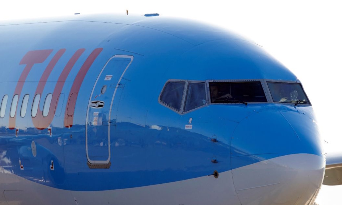 Blick auf das Cockpit von einem TUI Flugzeug