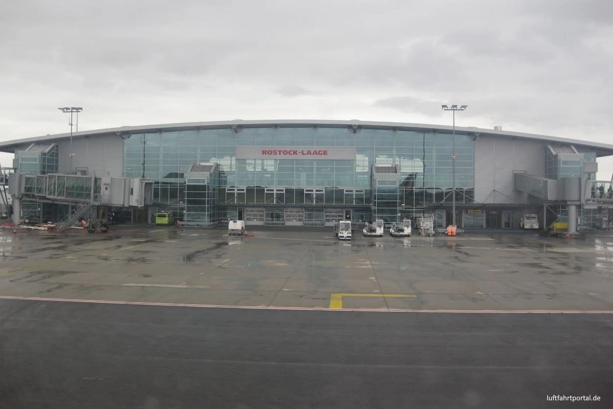 Sicht auf Flughafenterminal Rostock-Laage