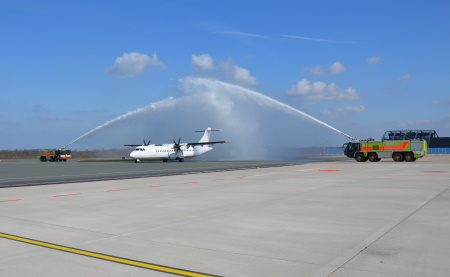 Wasserdusche Flughafenfeuerwehr PAD - Bildquelle: Green Airlines