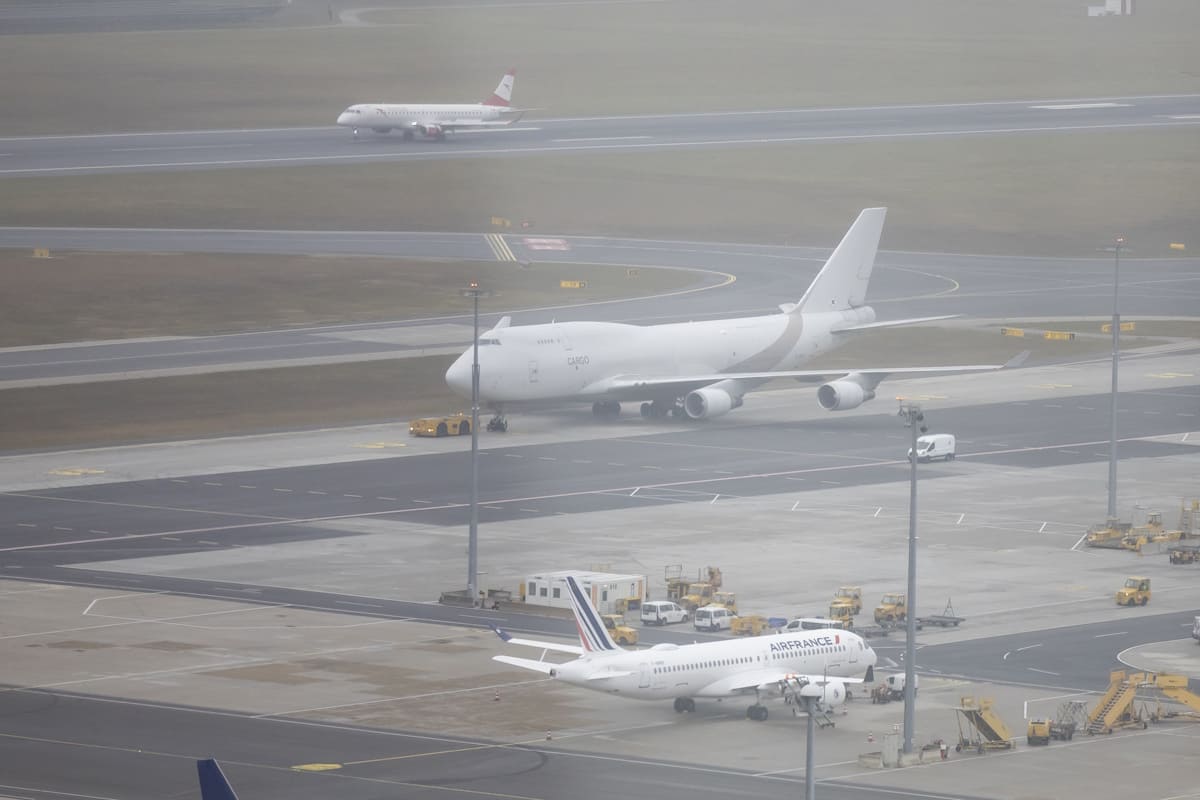 Sicht aus dem Tower auf Cargo Flugzeug