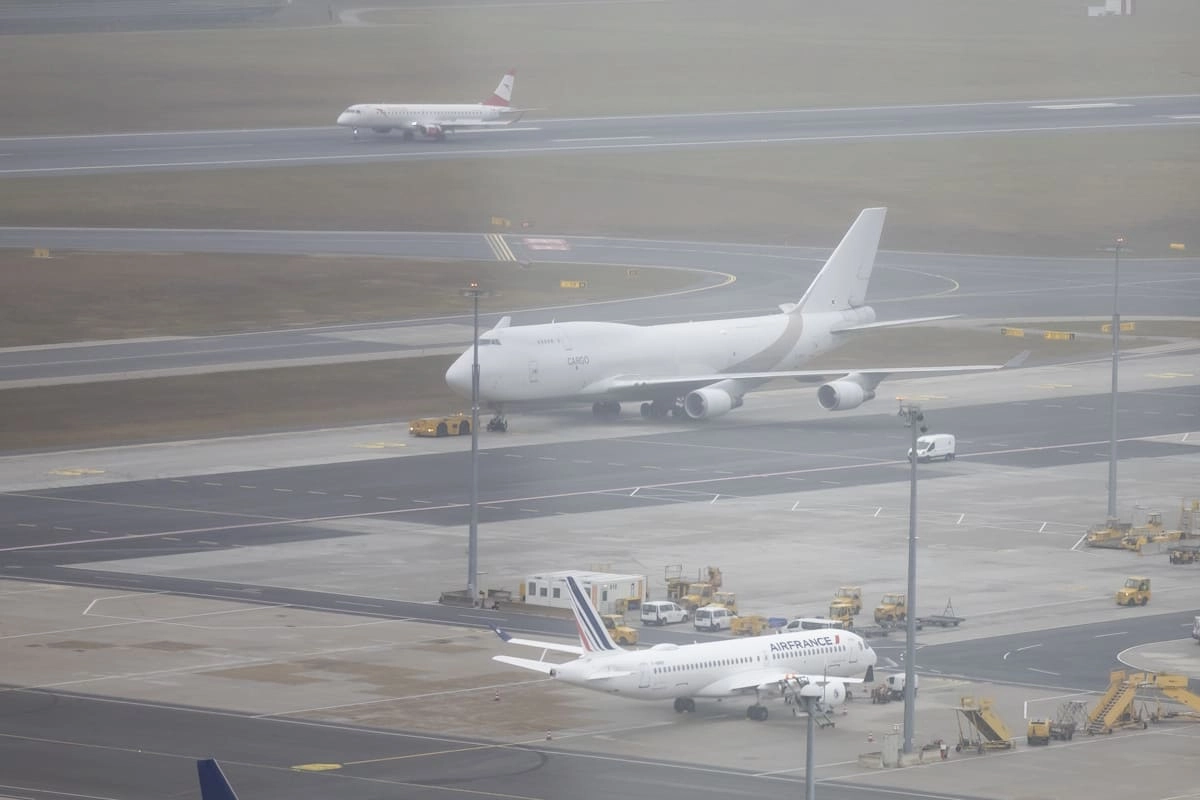 Sicht aus dem Tower auf Cargo Flugzeug