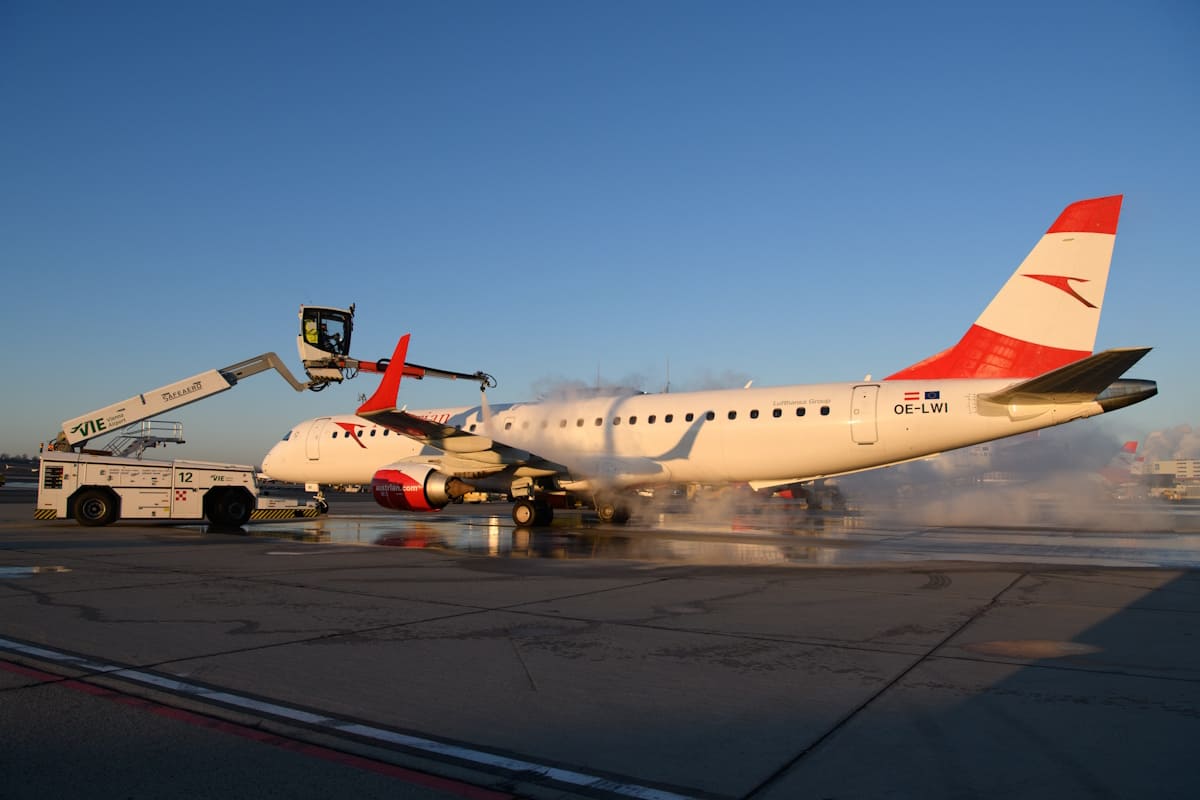 Austrian Airlines Flugzeug beim Enteisen