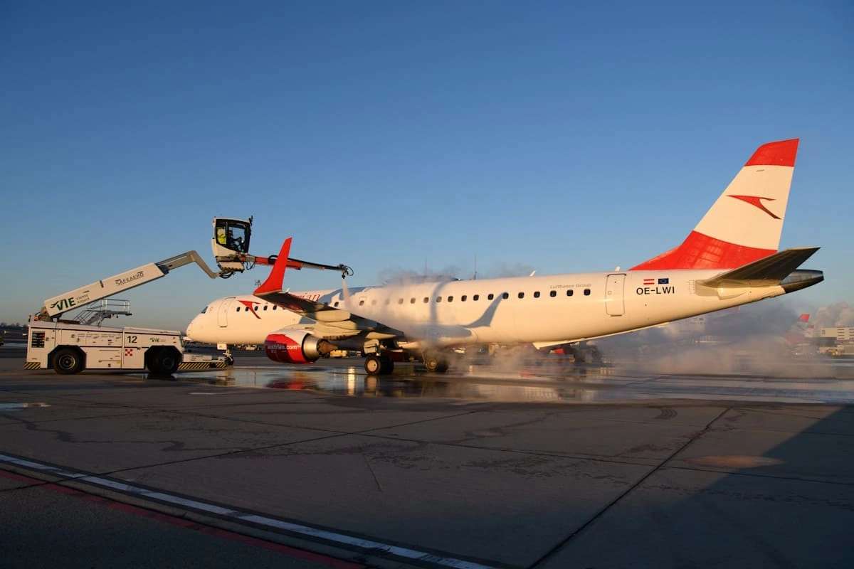 Austrian Airlines Flugzeug beim Enteisen