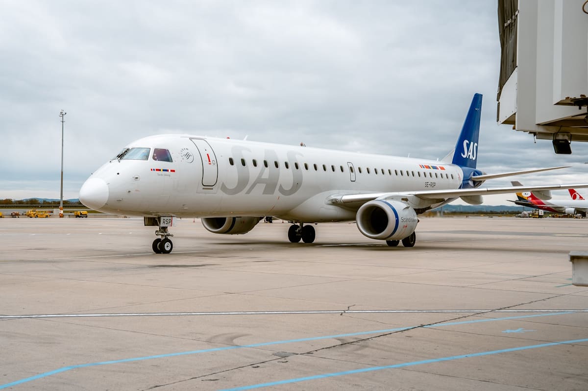 Embraer von SAS am Terminal