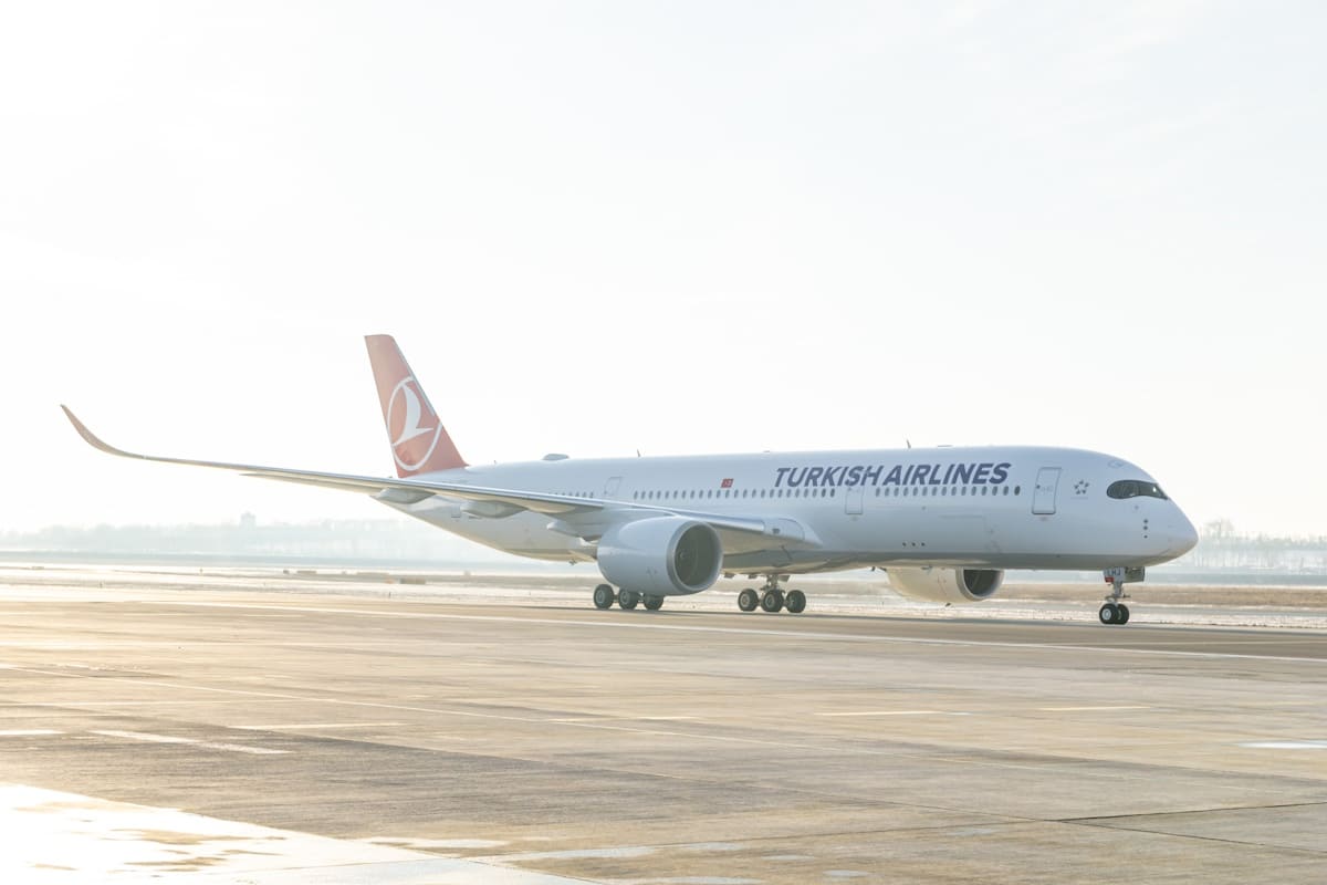 Flugzeug von Turkish Airlines auf der Startbahn des Flughafen Wien