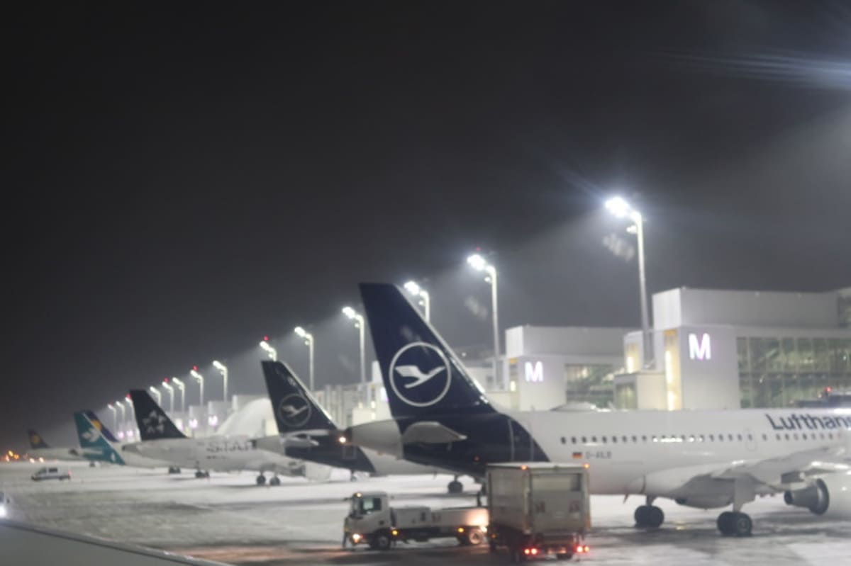 Flugzeuge am Flughafen München im Winter