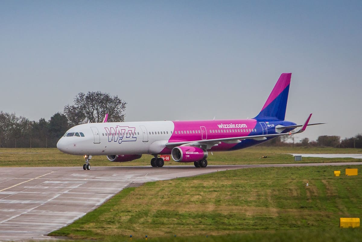 Wizz Air Flugzeug auf dem Taxiway