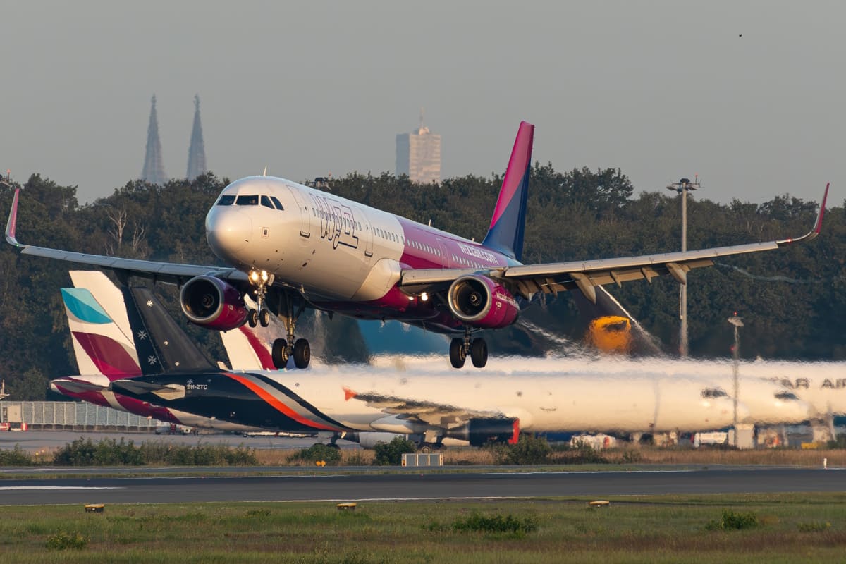 Wizz Air Flugzeug beim Start in Köln-Bonn