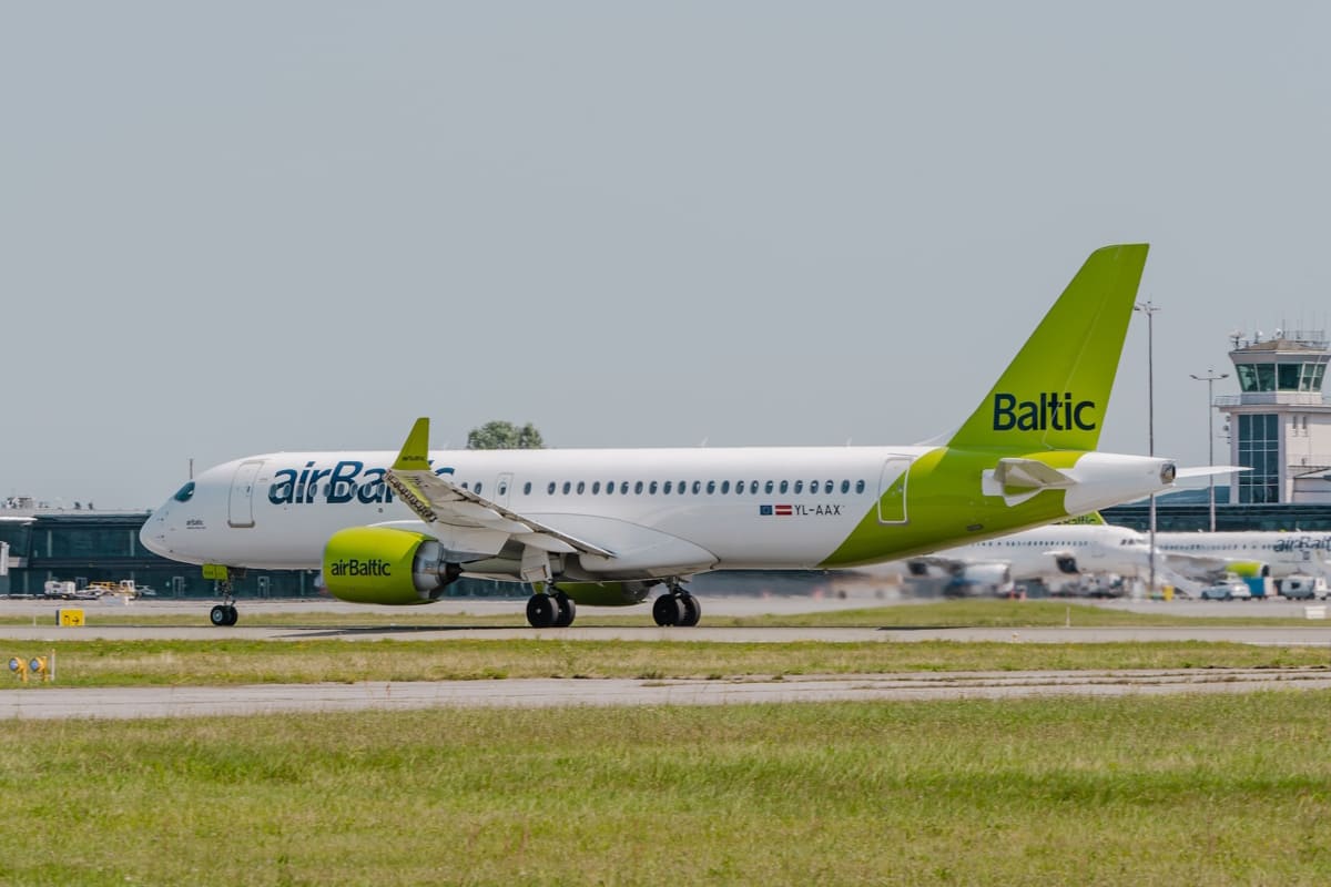 airBaltic Flugzeug auf dem Rollweg