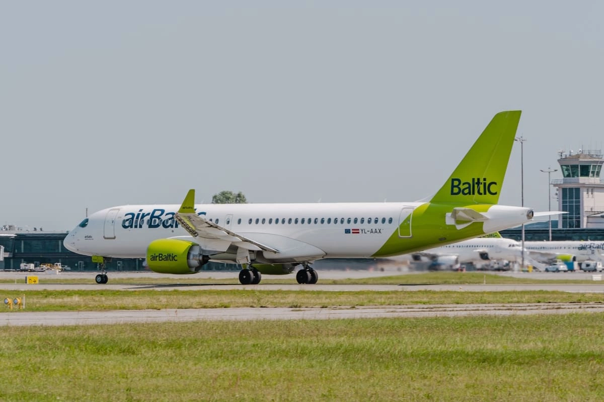 airBaltic Flugzeug auf dem Rollweg