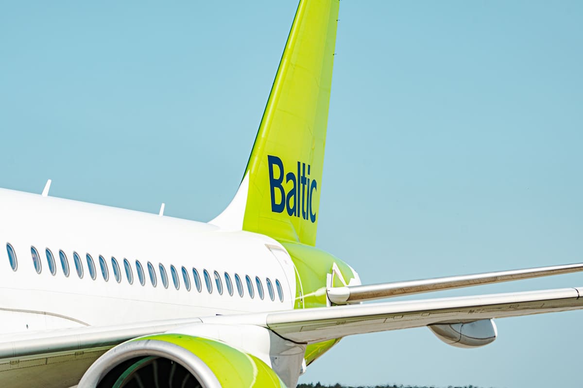 Flugzeugheck mit airBaltic Schriftzug