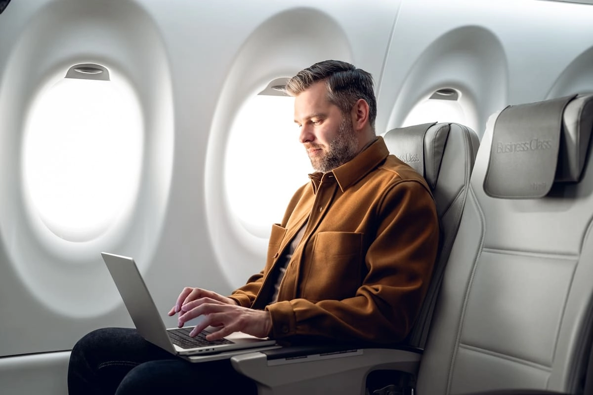 Passagier von airBaltic in der Business Class