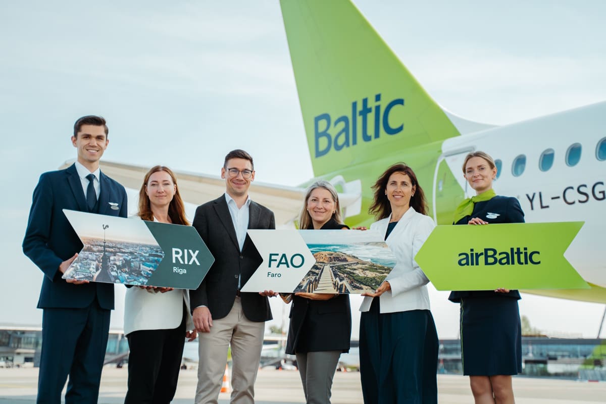 Crew von airBaltic vor Flugzeug nach Faro