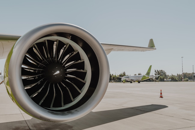 Triebwerk von Air Baltic Flugzeug