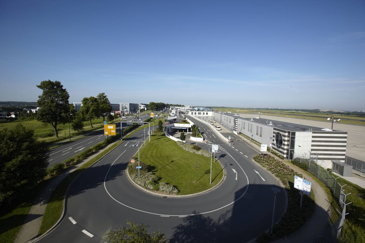 Blick auf die Vorfahrt des Flughafen Dortmund